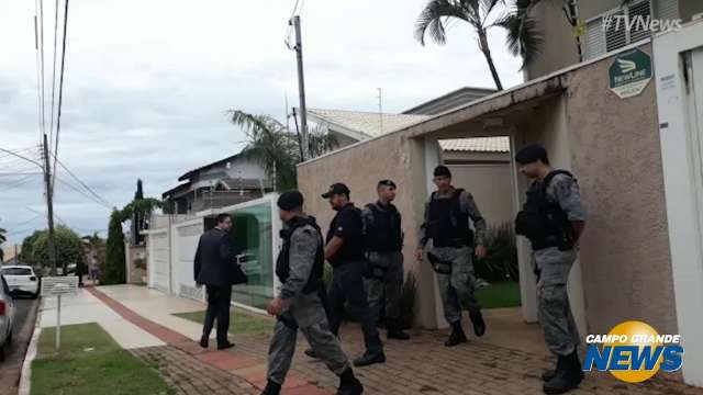 Policiais e agentes deixam residência no Carandá, onde fizeram buscas