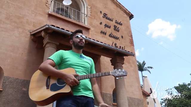 Sucesso na música depende de Deus ou de dinheiro na conta?