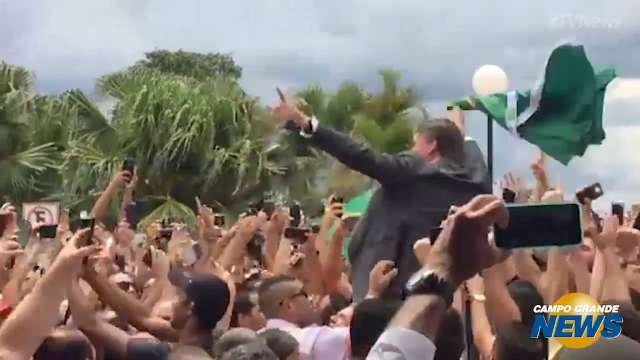 Bolsonaro é recebido com carreata em Dourados