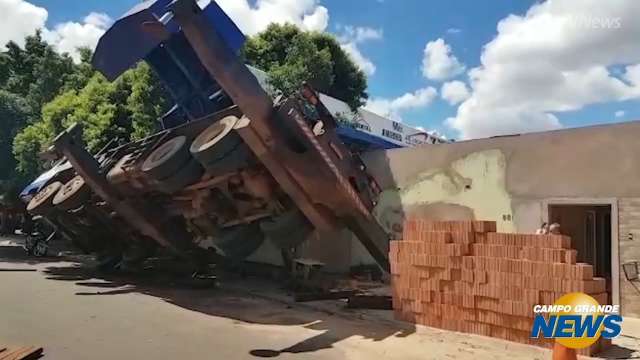 Piscina de meia tonelada cai sobre duas casas e grávida passa mal