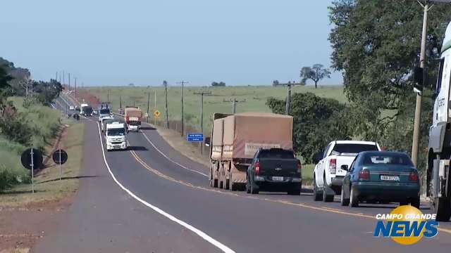 Motoristas reclamam que obra na BR-163 parou, mas cobrança de pedágio continua