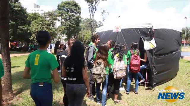 Nas mãos de alunos, conhecimento vira arte na Praça do Rádio