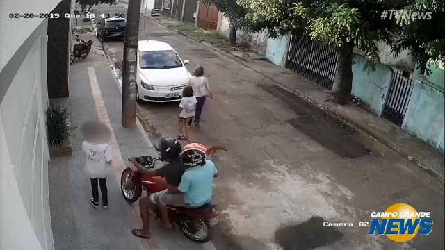 Imagens mostram momento em que bandidos assaltam menina no Santo Antônio