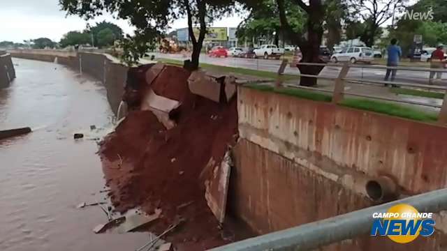 Parede de contenção desmorona na Avenida Ernesto Geisel