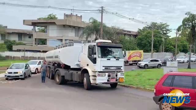 Caminhão-tanque trava trânsito na rotatória da Joaquim Murtinho