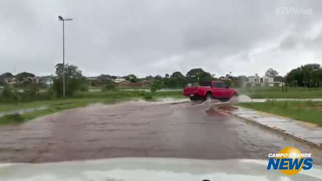 Enxurrada invade ruas do entorno da Lagoa Itatiaia, no Tiradentes