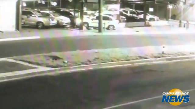 Vídeo mostra batida de carro em alta velocidade contra loja de automóveis