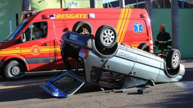 Carro capota em acidente com motocicleta no bairro Amambaí