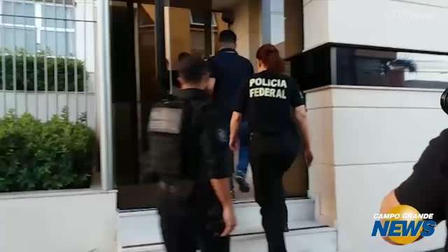 Policiais entram no edifício onde mora o ex-governador André Puccinelli