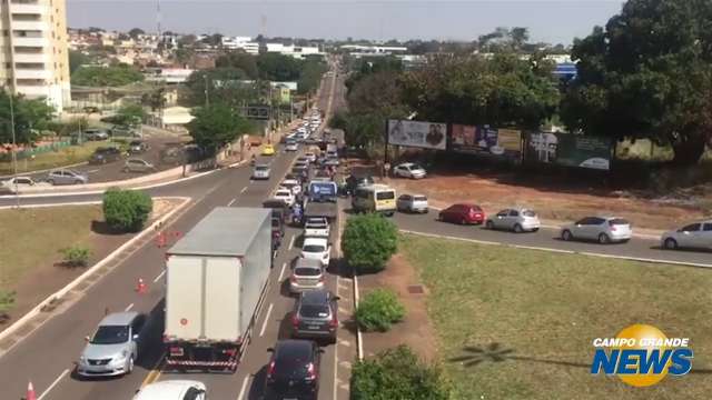 Capotamento deixa trânsito lento na Avenida Ceará