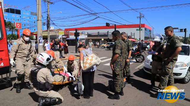 Idosa é atropelada por táxi ao atravessar avenida na faixa de pedestres