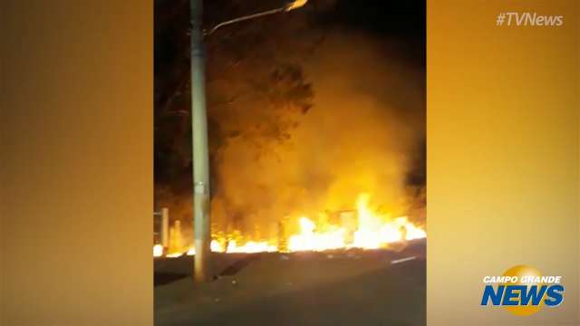 Incêndio atinge terreno e preocupa moradores dos bairros Paraty e Aero Rancho