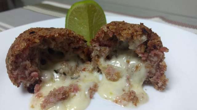 Quibe de calabresa e queijo é opção para o Happy Hour