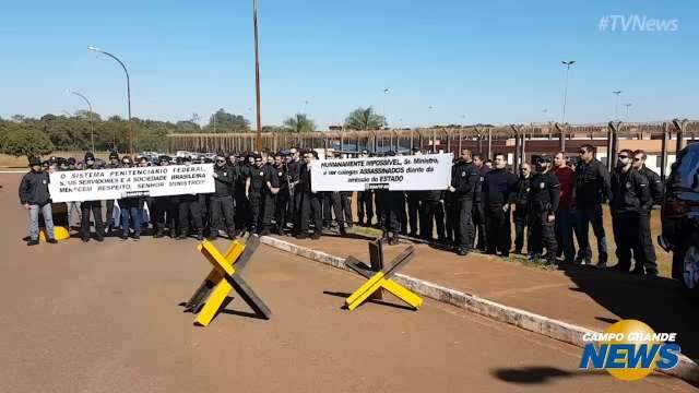 Agentes protestam em frente a presídio e pedem mudanças nas visitas a presos