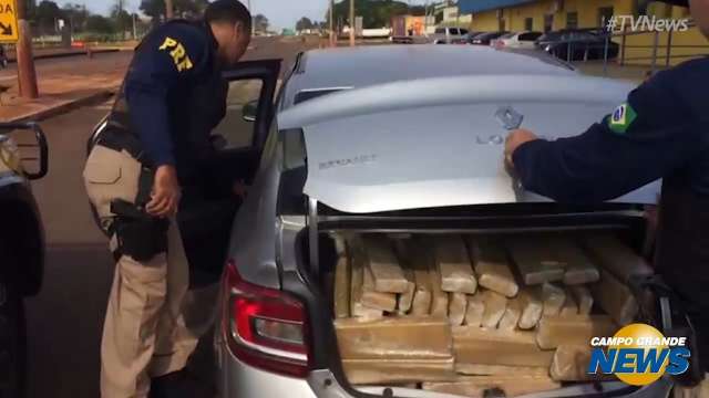 Homem abandona carro com meia tonelada de maconha, mas acaba preso