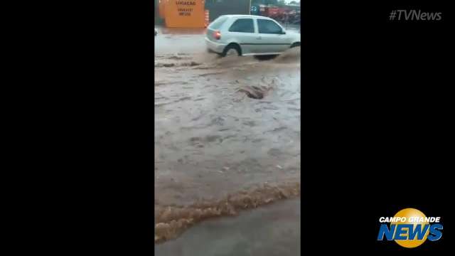 Chuva transforma em rio rua no bairro Los Angeles