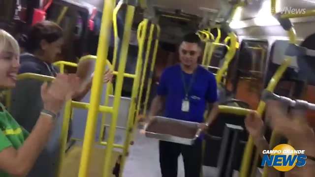 Estudantes organizam festa para motorista dentro de ônibus