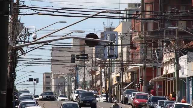 Fiação exposta &#39;suja&#39; a imagem da Capital e traz riscos