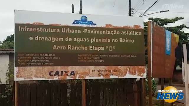 Enquanto asfalto não vem, moradores do Aero Rancho enfrentam lama após chuva