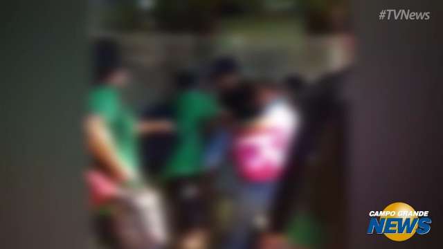 Adolescentes brigam em portão de escola e vídeo viraliza