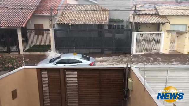 Em bairro antigo, quando chove rua se transforma em rio