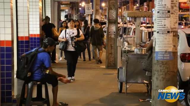 Comprar no centro à noite é tranquilo e o estacionamento é grátis