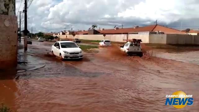 Motoristas enfrentam água de chuva e lama em ponto crítico da Rua da Divisão