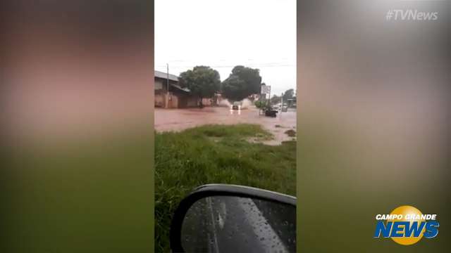 Vídeo mostra escola do Jardim Pênfigo inundada durante temporal