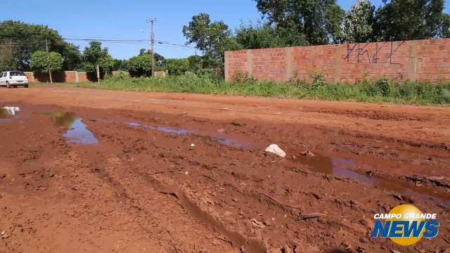 Em ruas sem asfalto, moradores mostram estratégias para suportar barro e poeira