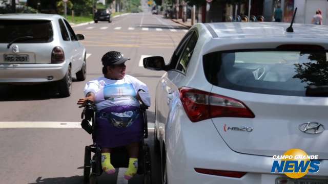 Paratleta faz pedágio em semáforos para continuar em disputas