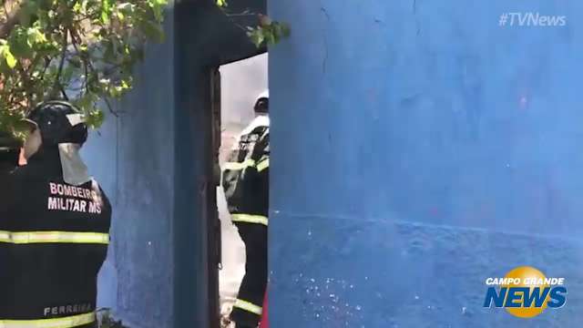 Bombeiros combatem incêndio em residência na Vila Carvalho