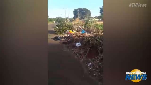 Rua tomada por lixo dificulta acesso no Jardim Aeroporto