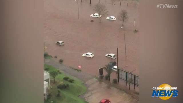 Leitor registra veículo boiando em inundação na Via Parque