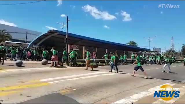 Veja cenas de estudantes se arriscando para atravessar rua em frente à escola