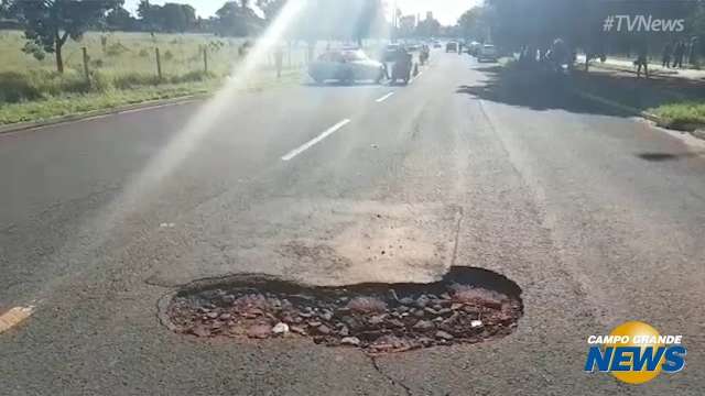 Buraco em trecho onde motociclista morreu já fez mais vítimas, dizem moradores