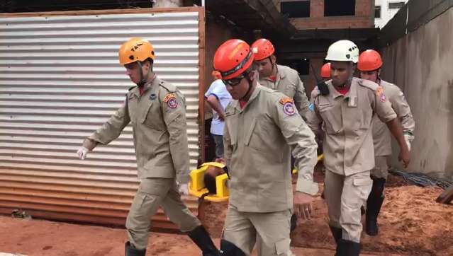 Trabalhador é soterrado e salvo por colegas em construção de edifício