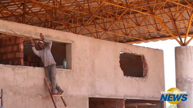 Após 20 anos, obra de ginásio poliesportivo é retomada