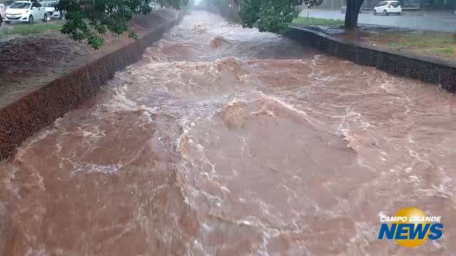 Córrego sobe 2 metros acima do normal após chuva forte