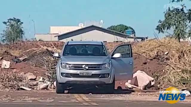 Leitor flagra motorista de caminhonete descartando lixo em terreno baldio