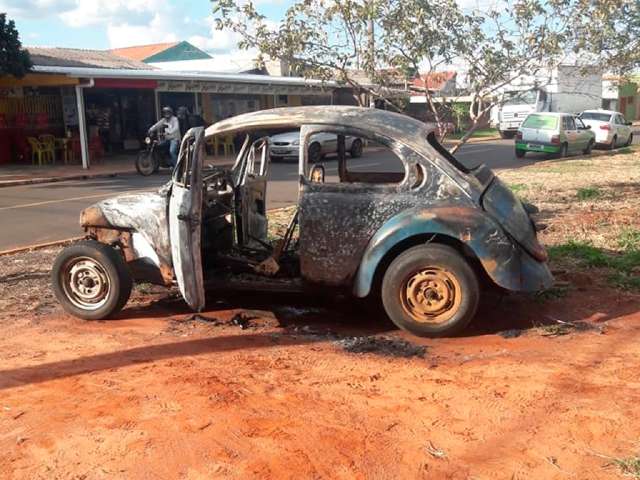 Fogo destrói Fusca em canteiro da Euler de Azevedo