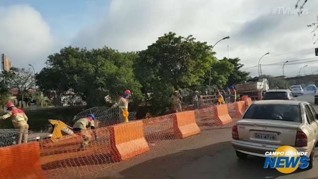 Obra em frente ao shopping Norte-Sul interdita pistas e tumultua trânsito