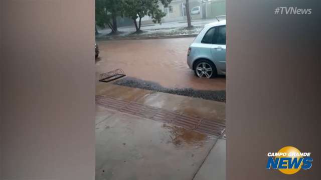 Chuva alaga avenida no Bairro Nova Campo Grande