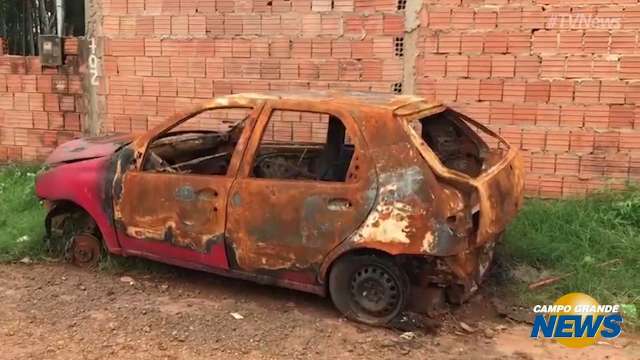 Abandonada em rua há um mês, carcaça de carro preocupa moradores