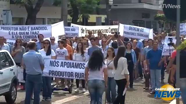 Produtores rurais protestam contra prisão de fazendeiros cantando hino