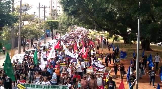 Caminhada contra reformas interdita trânsito no Centro