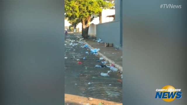 Avenida em frente do Parque de Exposições amanhece com lixo após show