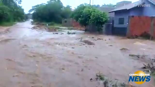 Chuva deixa ruas alagas em Bonito neste fim de semana