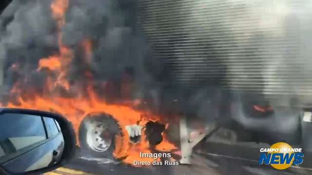 Vídeo mostra momento em que carreta pegava fogo em protesto