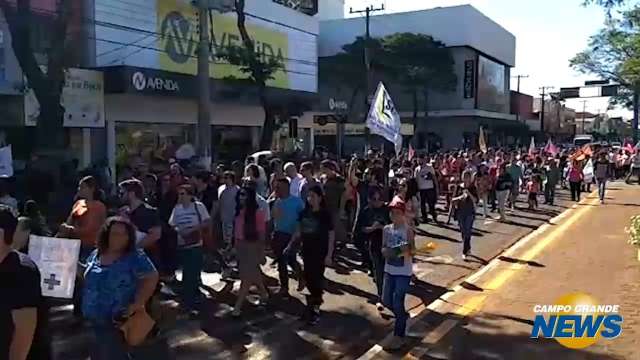 Protesto tímido reúne manifestantes em Dourados