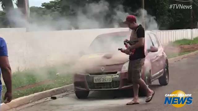 Carro pega fogo e condutor se desespera em avenida da Capital